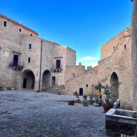 Sikelia Apartman *